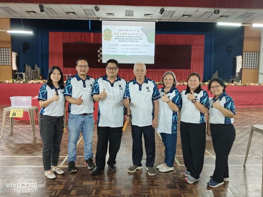 东:(已签发):中华维新小学家教协会日前顺利完成理事会改选,担任主席达二十年的黄国森先生光荣卸任,将重任交棒于新生代