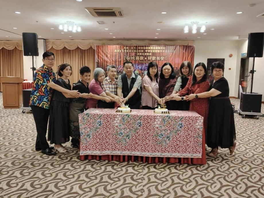 东：（已签发）：登州马华乐龄局歌咏团及排舞班、马华士拉央区会温馨合唱团及吉隆坡甲洞宜信园居民协会合唱团的“引吭高歌，同欢共乐”歌舞交流晚会