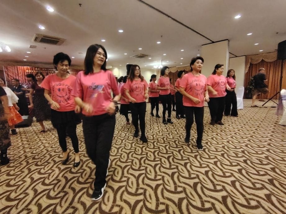 东：（已签发）：登州马华乐龄局歌咏团及排舞班、马华士拉央区会温馨合唱团及吉隆坡甲洞宜信园居民协会合唱团的“引吭高歌，同欢共乐”歌舞交流晚会