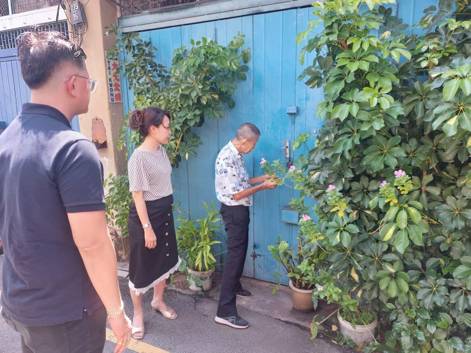 两名年轻人协助被打抢的金铺擒匪,成功制伏匪徒