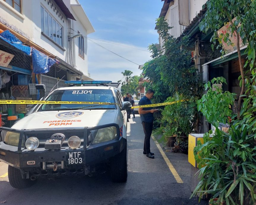 两名年轻人协助被打抢的金铺擒匪,成功制伏匪徒