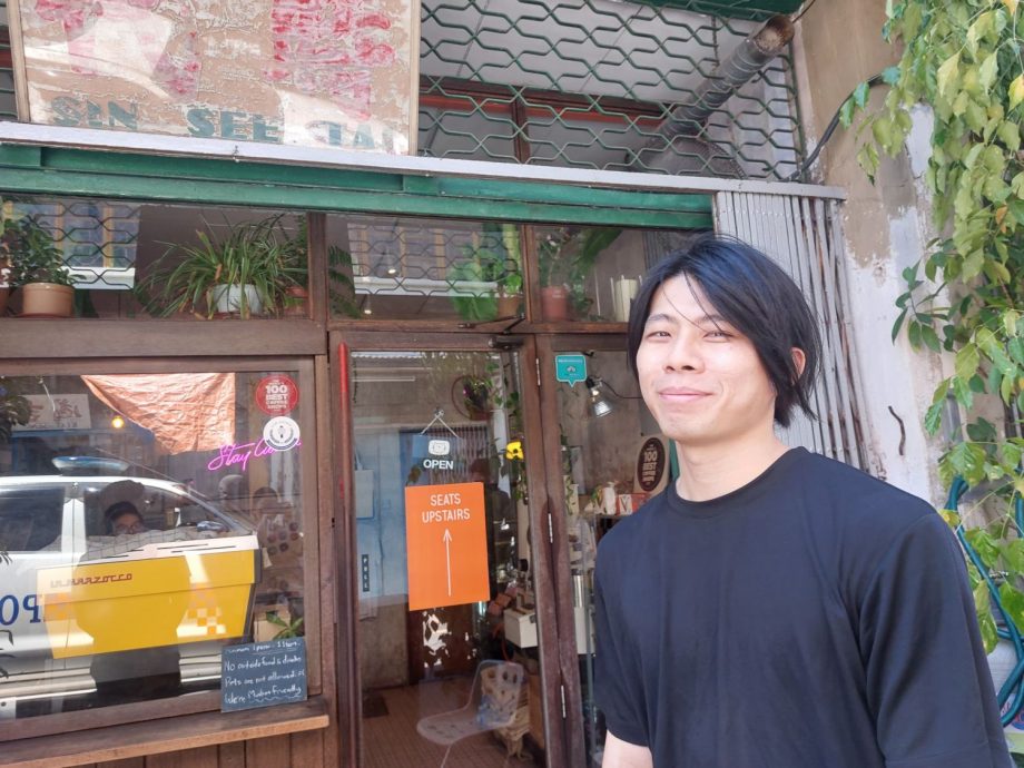 两名年轻人协助被打抢的金铺擒匪,成功制伏匪徒