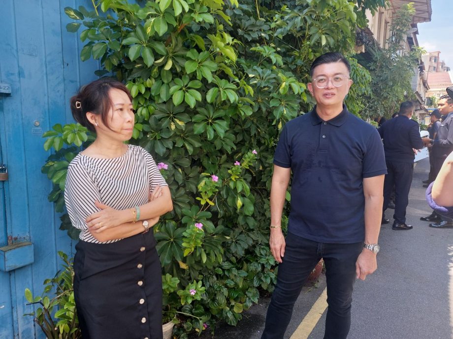 两名年轻人协助被打抢的金铺擒匪,成功制伏匪徒