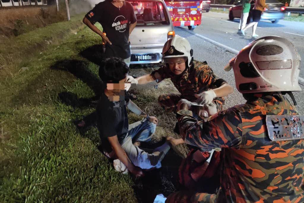 两车相撞起火 5人伤被路人救出