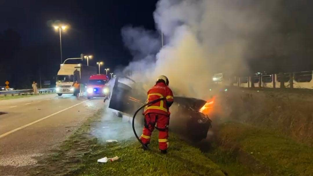 两车相撞起火 5人伤被路人救出