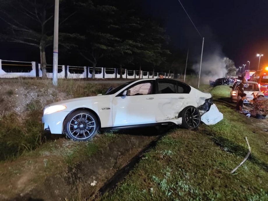 两车相撞起火 5人伤被路人救出