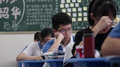 高中双休试行遇阻 中国多地悄然恢复旧制