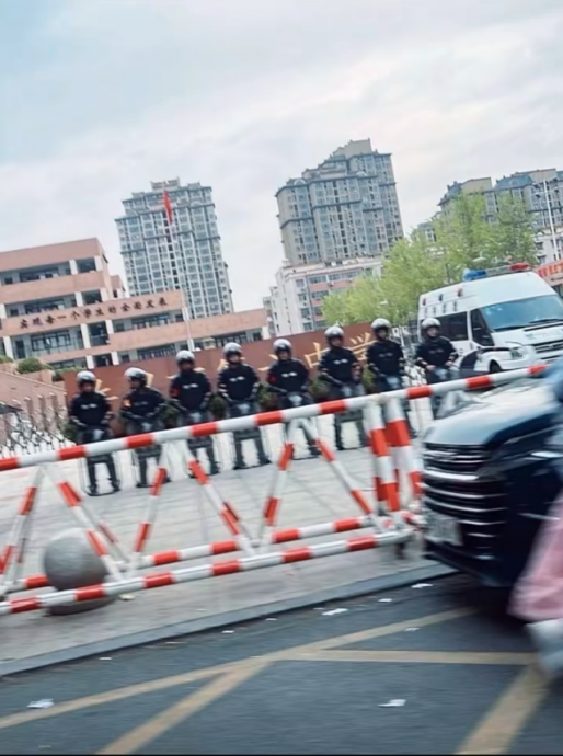 中国女学生跳楼校方冷淡以对　同学群起抗议怒砸办公室、镇暴警出动