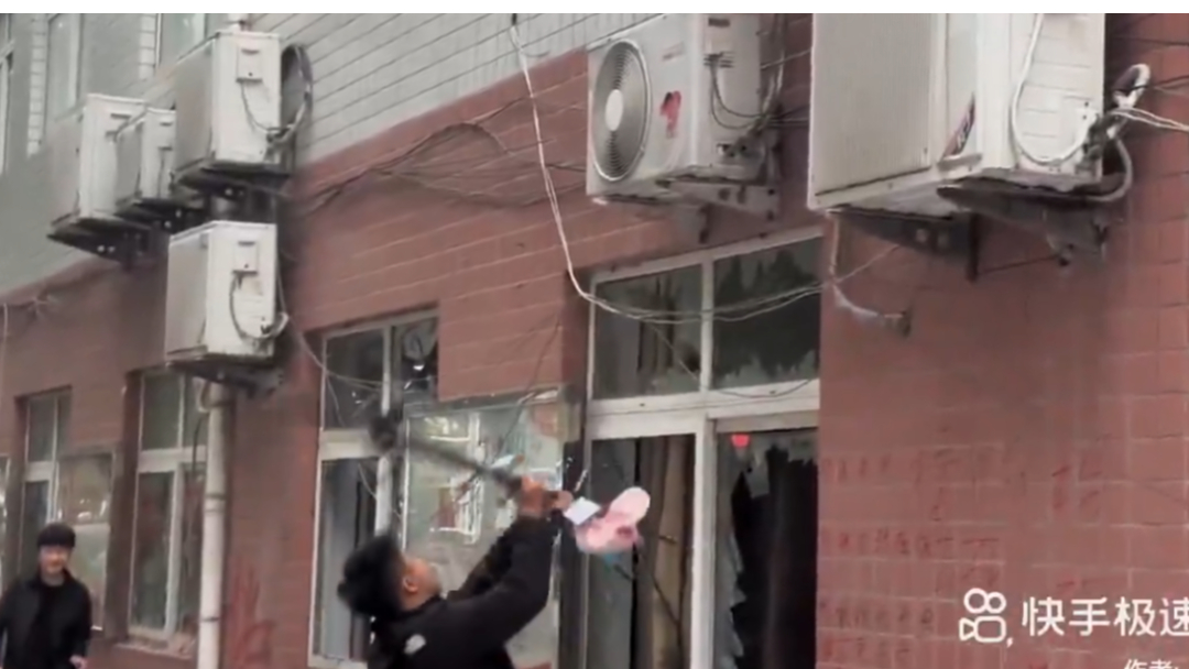 中国女学生跳楼校方冷淡以对　同学群起抗议怒砸办公室、镇暴警出动