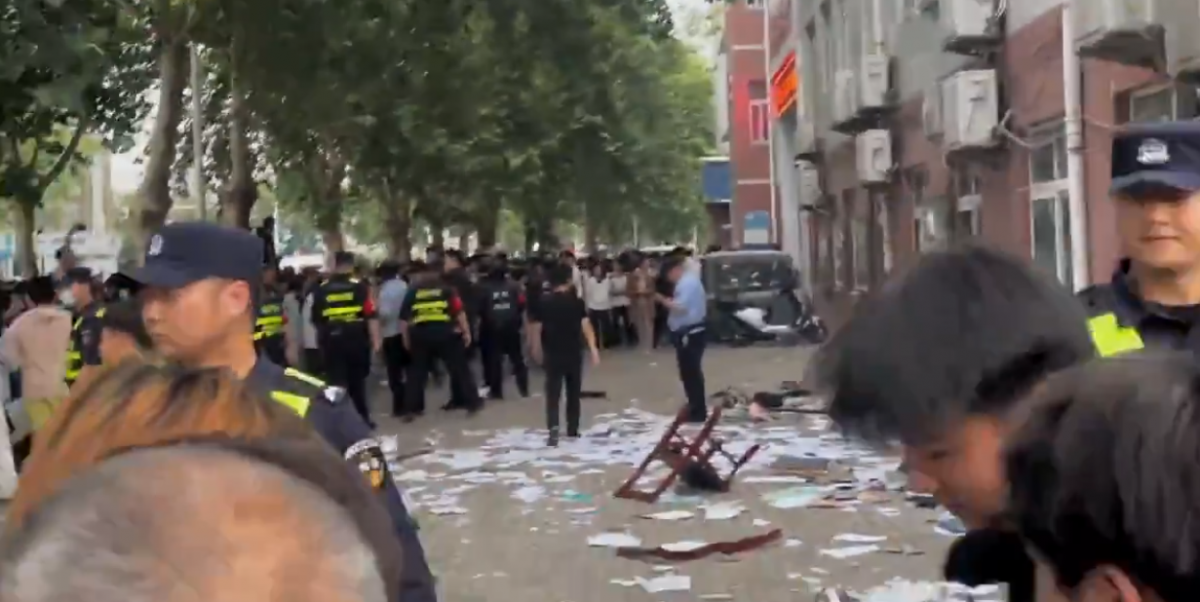 中国女学生跳楼校方冷淡以对　同学群起抗议怒砸办公室、镇暴警出动