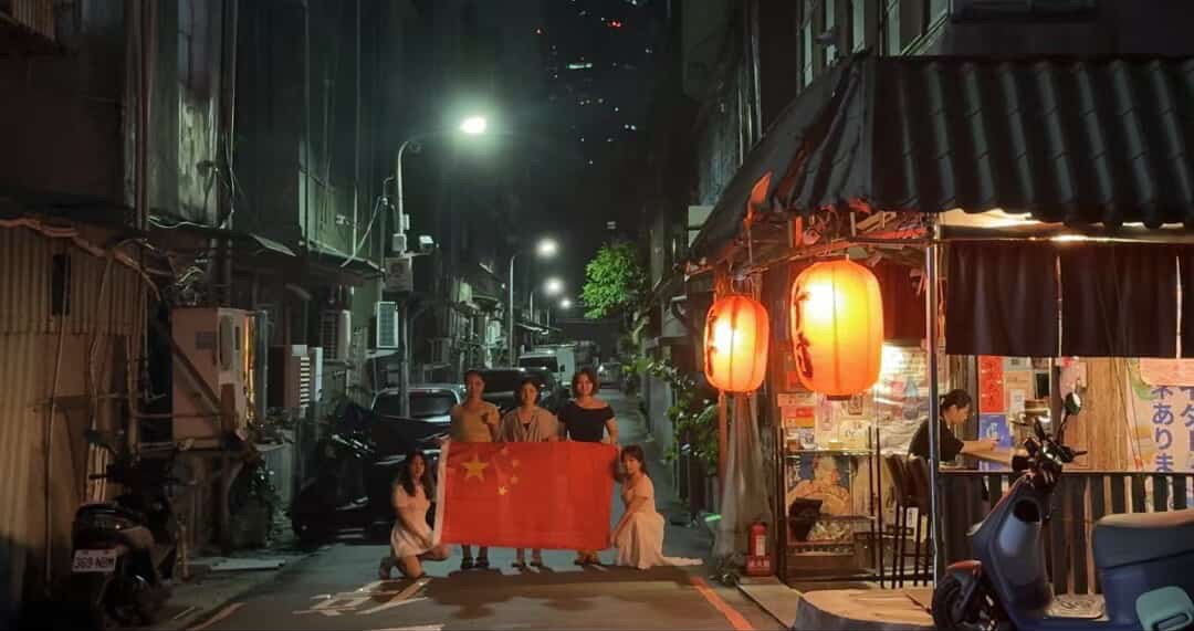 中国学生在台举五星旗合照 陆委会：已注记 下次来台将严审