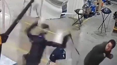 中国机器人暴走！疯狂挥拳攻击工程师