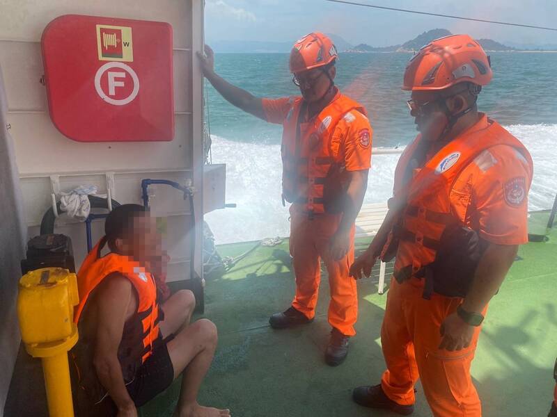 中国男子套游泳圈偷渡金门水域 被台湾海巡拦截逮捕