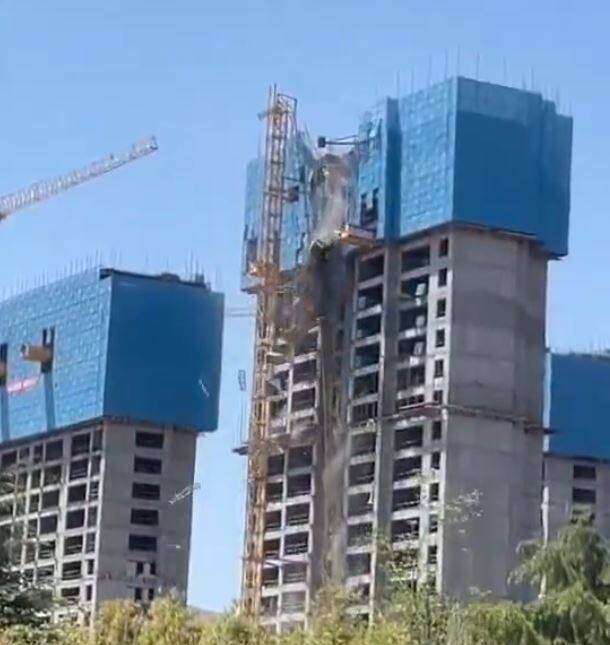 中国高楼吊臂式起重机断裂 3工人20楼坠下惨死