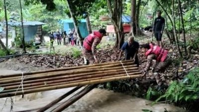 乌冷河水暴涨引发山洪   18受困者被救出