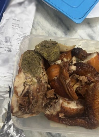 买烧鸡竟含青色内脏残渣 女子怒轰商家不卫生