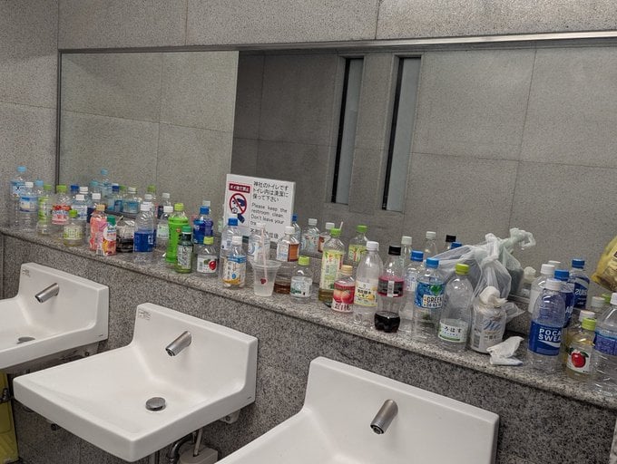 京都伏见稻荷神社惨变垃圾岗　日本网民怒批：外国游客亵渎神明