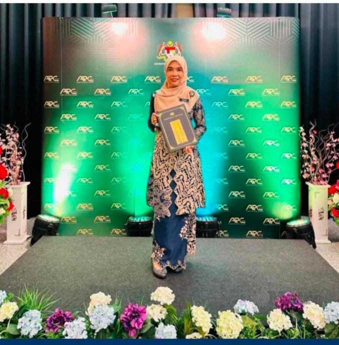 从不敢开口到站上王宫舞台 她用26年成为“王室司仪”