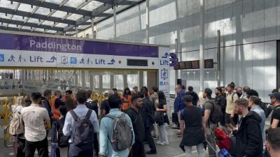 伦敦地铁一度停电多条路线服务 或有乘客被困隧道