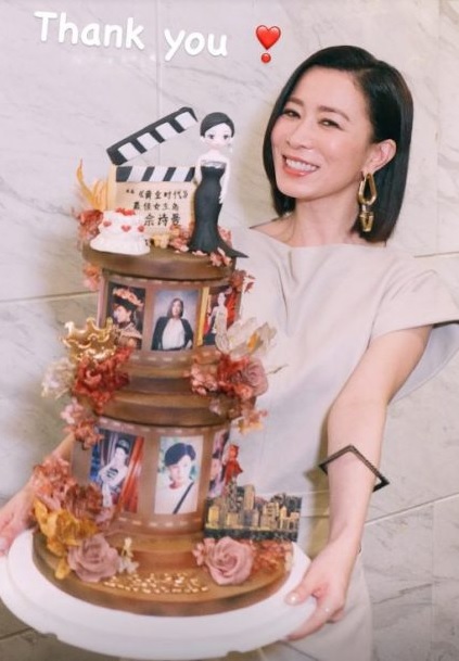 佘诗曼今迎50岁生日 粉丝中北马5屏幕应援祝贺