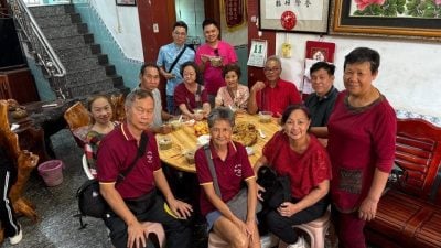 弄边郑家跨越千里 返中国故里探亲
