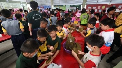 粽香飘校园 中英华小各族师生齐裹粽