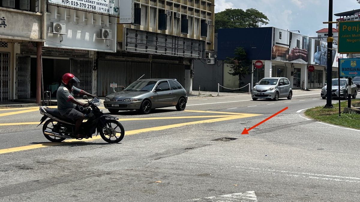 供星洲网/重铺路面反复损坏 敦依斯迈医生路三转角现坑洞
