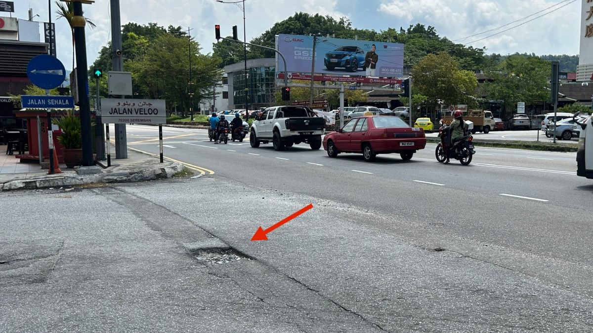 供星洲网/重铺路面反复损坏 敦依斯迈医生路三转角现坑洞