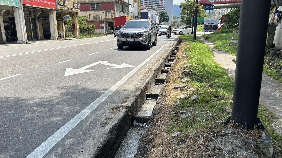 供星洲网/重铺路面反复损坏 敦依斯迈医生路三转角现坑洞