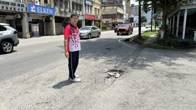 重铺路面反复损坏 敦依斯迈医生路三转角现坑洞