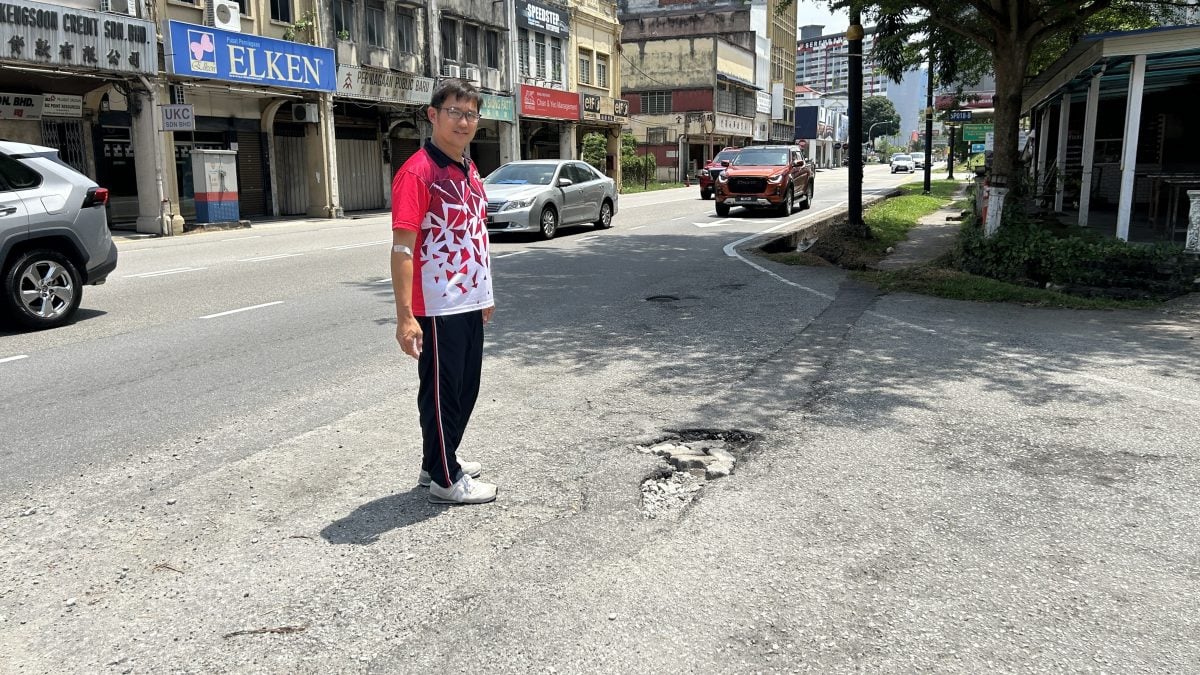 供星洲网/重铺路面反复损坏 敦依斯迈医生路三转角现坑洞