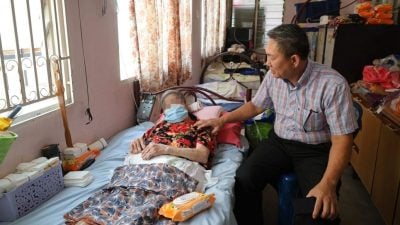 视频 | “她们是我们的家人！” 非法护工遭扣手铐带走 美嘉威安老院长者当场吓哭