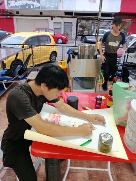 供星洲网:前动画设计师换换跑当小贩,工作之余依旧接订单作画