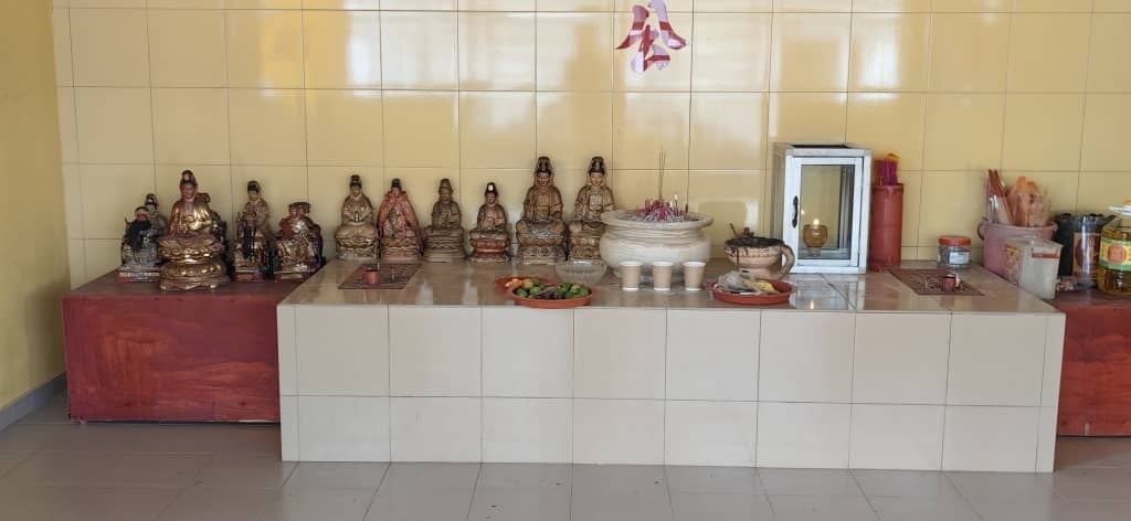 供星洲网:十多尊神像被遗弃在拿督公神龛内,理事会:请弃供者尽快领回