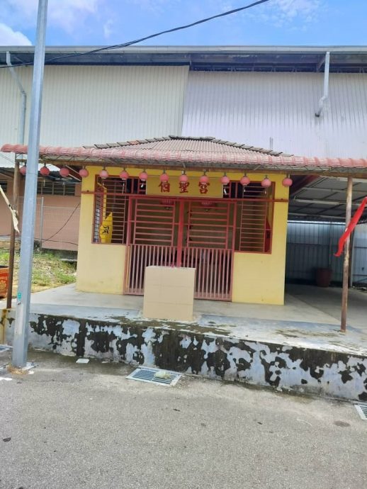 供星洲网:十多尊神像被遗弃在拿督公神龛内,理事会:请弃供者尽快领回