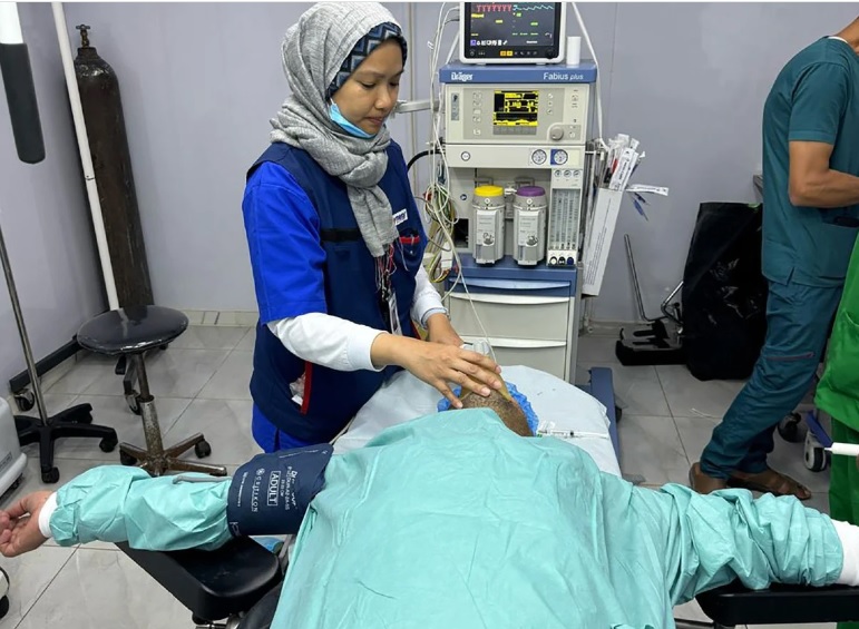 供星洲网:女麻醉师赴加沙驰援30天不惧死亡 “几乎每晚都听见爆炸声”