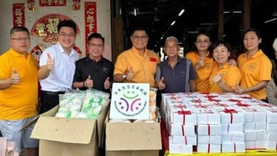思恩慈善机构三地同步送暖 康乃馨蛋糕冷冻包祝福母亲