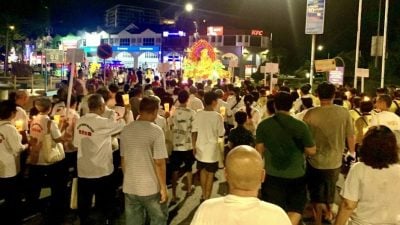 阔别28年波德申市区重见卫塞节花车游行 超过2000人参与