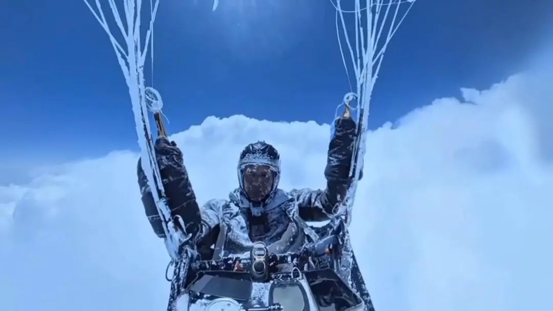 供星洲网：男子祁连山飞滑翔伞意外 云吸入8598公尺高空生还