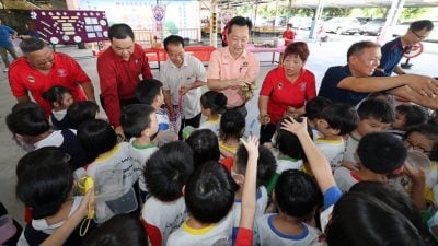 芙蓉新华小学变身“传统课堂” 学生裹粽迎端午