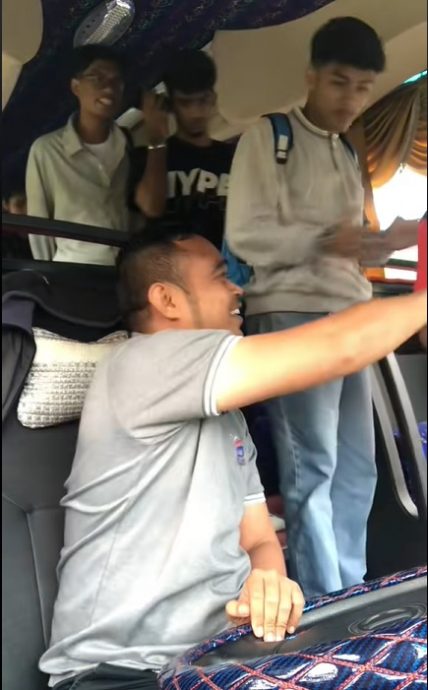 供星洲网：视频|学生们吻手道谢超有礼貌 巴士司机：疲劳一扫而空！