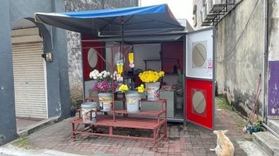 阿鲁古玛反驳花贩：销售亭非强制 也没保证月入3万