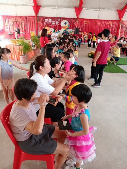 供星洲网：马口佛光宝宝祝福礼和浴佛节，逾200人出席参与