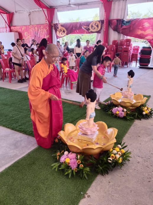 供星洲网：马口佛光宝宝祝福礼和浴佛节，逾200人出席参与