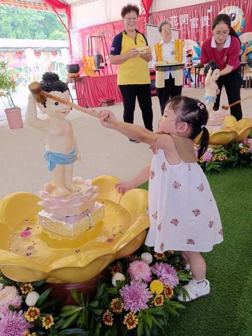 供星洲网：马口佛光宝宝祝福礼和浴佛节，逾200人出席参与