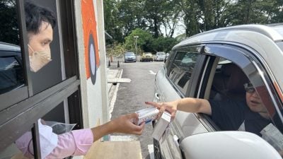 便捷又省时 狮尾诊所启用得来速取药