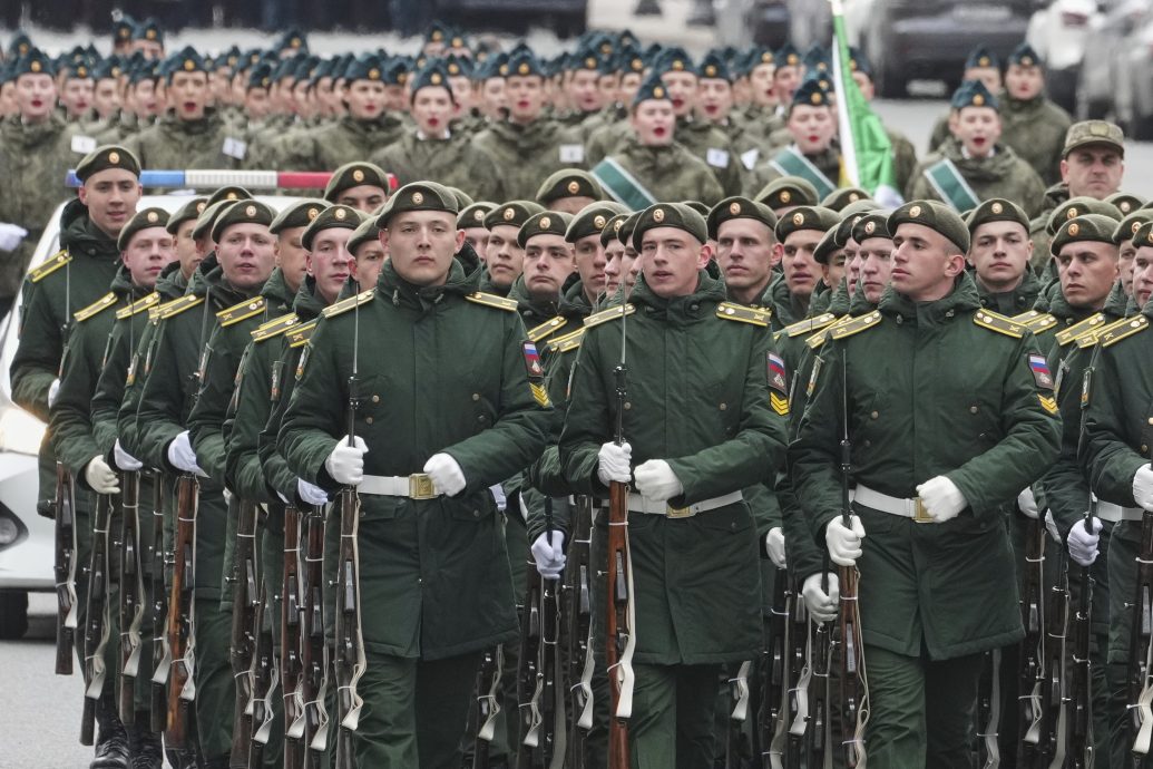 俄乌战火未歇 普汀力推“最盛大”胜利日庆典引争议