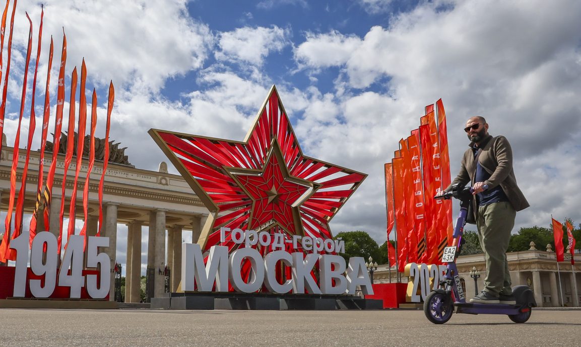 俄乌战火未歇 普汀力推“最盛大”胜利日庆典引争议