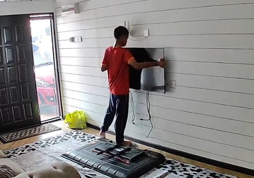 偷偷换下电视 “干案”过程全被录下！