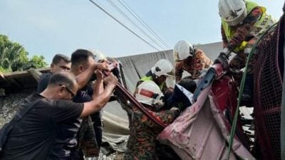 FRU罗里车祸 | “先生，请救救我”   FRU司机向消拯员哀求